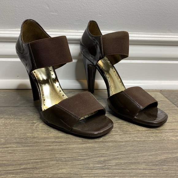5 for $40💅BCBG Paris Brown Patent Leather Heeled Sandals - Picture 3 of 8